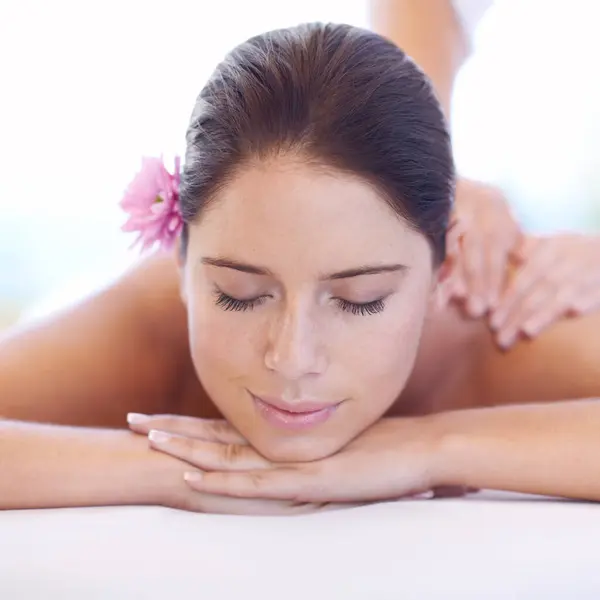 Relaxe Massagem Rosto Mulher Spa Com Sorriso Flor Para Saúde — Fotografia de Stock