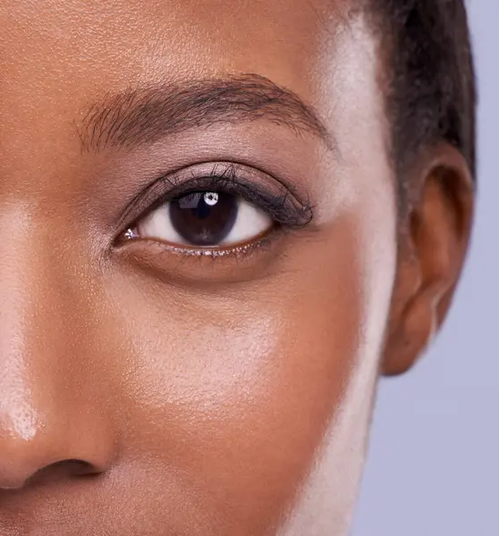 Belleza Cuidado Piel Ojo Mujer Negra Con Cosméticos Brillo Piel —  Fotos de Stock