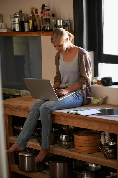 Donna Cucina Laptop Lavoro Distanza Digitando Blog Con Freelance Copywriting — Foto Stock