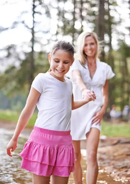 Mother Daughter Happiness Outdoor Lake Bonding Support Holding Hands Holiday — Stock Photo, Image