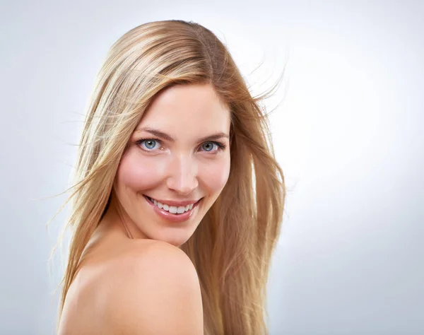 Piękno Włosy Portret Kobiety Studio Naturalnym Makijażem Uśmiechem Prostą Fryzurą — Zdjęcie stockowe