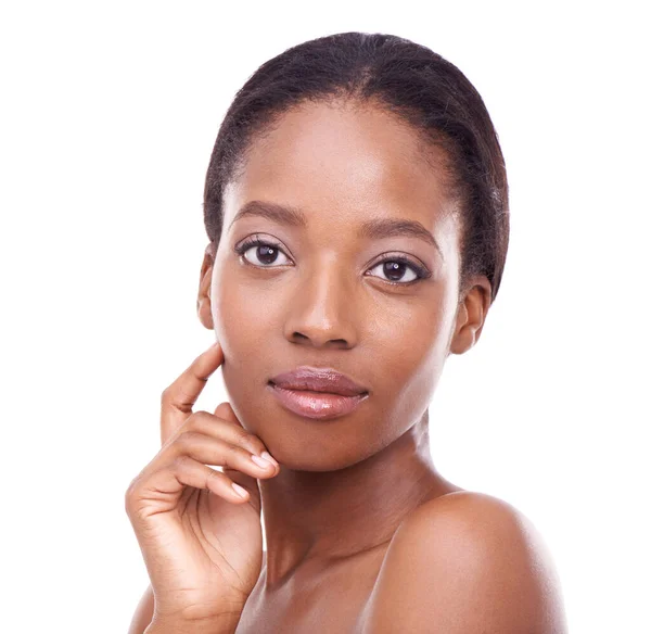 スタジオ ホワイトバックグラウンド モックアップで顔に化粧をした美人 スキンケア 黒人女性 アフリカ モデル 皮膚科 化粧品または自信を持った人からの皮膚の健康的な光 — ストック写真