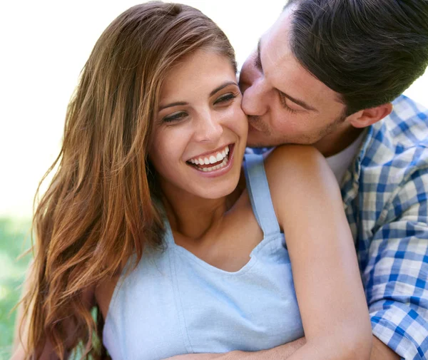 Hombre Mujer Abrazo Con Beso Parque Para Unión Vacaciones Verano —  Fotos de Stock