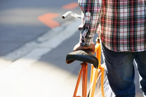 Руки Человек Толкать Велосипед Городе Путешествовать Экологически Чистом Транспорте Открытом — стоковое фото