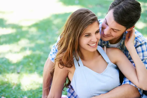 女人和拥抱在公园的草地上共度暑假 为了放松 伴侣或爱情 一对快乐的夫妇 拥抱在大自然的后院花园 享受假期 草坪或阳光 — 图库照片