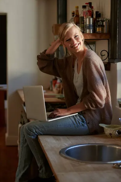 Mujer Cocina Laptop Con Sonrisa Retrato Para Aprender Internet Email —  Fotos de Stock