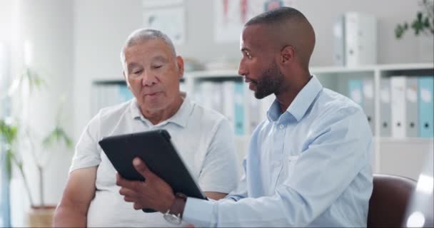 Fysioterapi Tablet Senior Mand Konsultere Fysioterapeut Resultater Feedback Eller Genopretningsplan – Stock-video