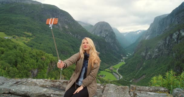Montañas Naturaleza Mujer Feliz Selfie Aire Libre Con Confianza Sonrisa — Vídeos de Stock