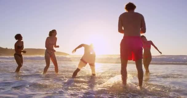 Strand Sprung Und Freunde Spielen Gemeinsam Meer Spaß Auf Reisen — Stockvideo
