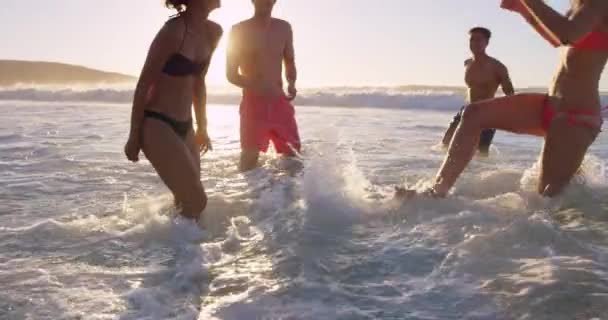 Пляж Щасливі Друзі Які Грають Океані Разом Розваг Подорожах Відпустці — стокове відео