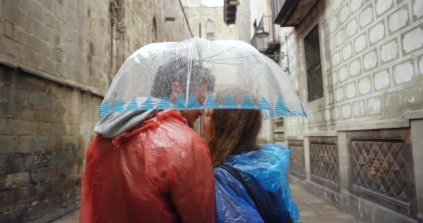 ストリートのカップル バルセロナの愛 建物と一緒に戻って スペインの地下鉄歩道で道路上で抱擁し ケアし 絆を結ぶ人々 — ストック動画