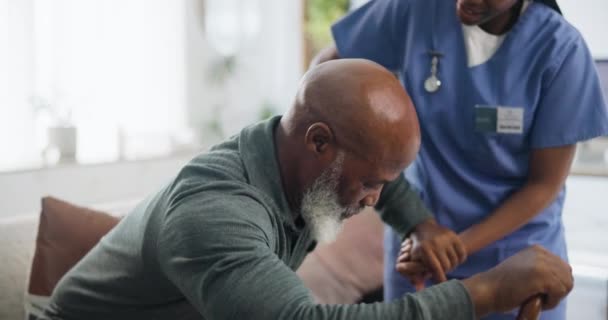 Охорона Здоров Допомога Медсестра Старшим Чоловіком Встають Дивана Вітальні Пенсії — стокове відео