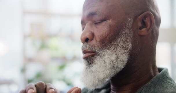 Erinnern Denken Und Senior Black Man Einem Haus Mit Friedlichen — Stockvideo