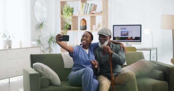 Oude Man Verzorger Selfie Bejaardentehuis Leuk Samen Voor Social Media — Stockvideo