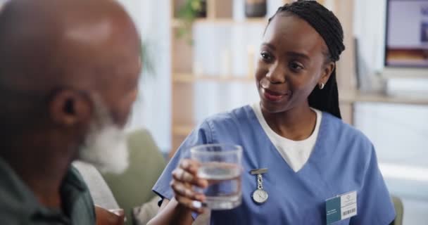 Verzorger Senior Man Water Voor Pillen Medicijnen Supplementen Voor Revalidatie — Stockvideo