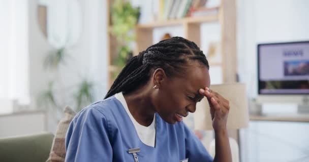 压力和黑人妇女在沙发上忍受着疼痛 危机或因错误 损失或悲伤而沮丧 会客室中焦虑 后悔或有疲倦 眩晕或脑雾的女性志愿者 — 图库视频影像