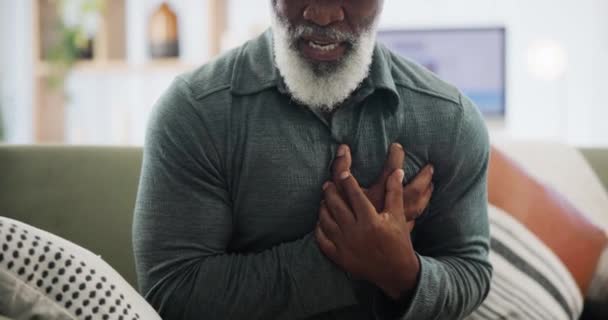Ataque Cardíaco Estrés Manos Hombre Mayor Sofá Con Paro Cardíaco — Vídeo de stock