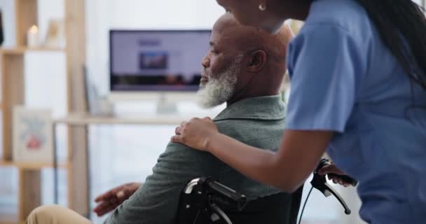 介護者 高齢者のための手とサポート 共感と退職後の家庭でのコミュニケーション アフリカの看護師 シニア患者 ハッピーな会話 車椅子 障害者のケア — ストック動画