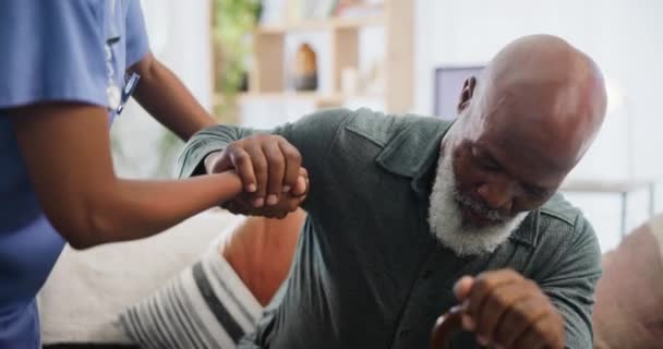 老年人的手杖 扶手和扶手在养老院客厅的沙发上站了起来 带有手杖的非洲老年人的医疗保健 援助和照料者 — 图库视频影像