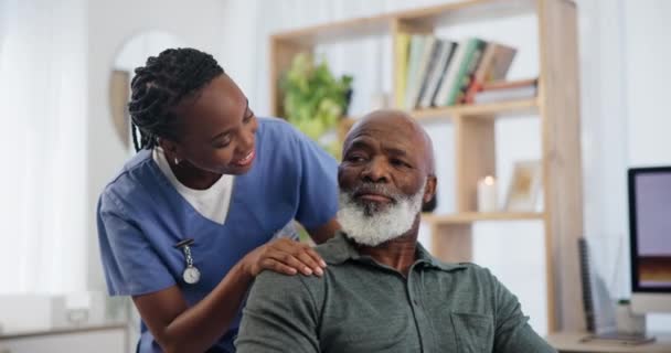 Zwarte Verpleegster Vrouw Volwassen Man Voor Gezondheidszorg Met Ondersteuning Welzijn — Stockvideo