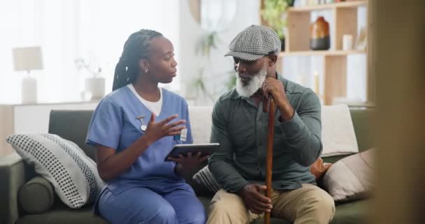 상담을 가정의 거실에서 남자와 태블릿 간호사 디지털 간병인 아프리카 환자와 — 비디오