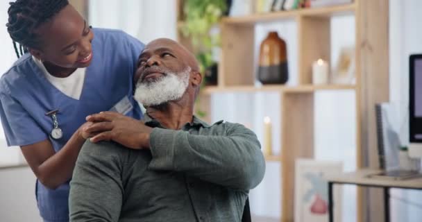 介護者 高齢者のためのコミュニケーションとサポート 共感と退職後の家庭でのケアタッチ アフリカの看護師 シニア患者 障害者に対する親切とヘルスケアとの会話 — ストック動画