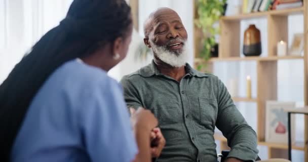 Rozmowa Pielęgniarka Starszy Mężczyzna Salonie Domu Opieki Konsultacje Lekarskie Dyskusja — Wideo stockowe