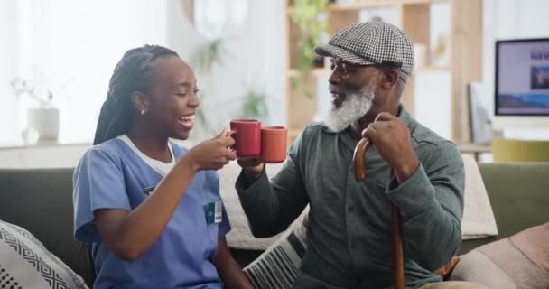 看護師 コーヒー または老人ホームで高齢者との歓声 リラックスのためにあなたまたは幸せな朝に感謝します 介護者 退職後の高齢者 友人としての信頼 コミュニティへの信頼 お茶の笑顔 — ストック動画