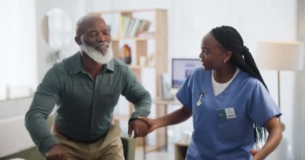 Dansen Glimlachen Verpleegkundige Met Senior Patiënt Woonkamer Van Bejaardentehuis Met — Stockvideo