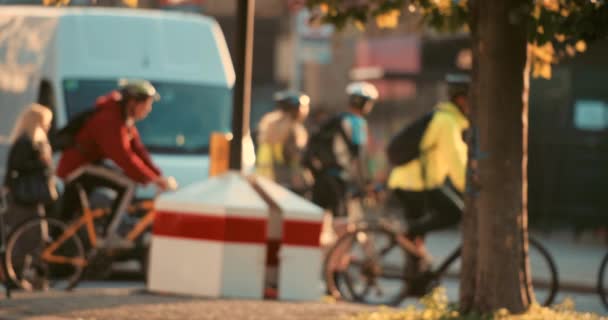 ストリート 旅行や輸送のための自転車を持っている人々 朝はぼやけ カーボンフットプリントの人口 ロンドンでの旅のための忙しい都市道路の歩行者 交通とサイクリスト — ストック動画
