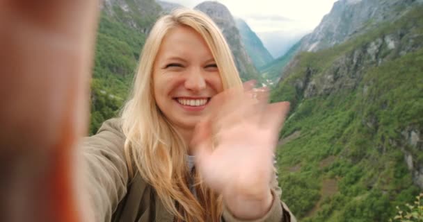 Vlog Viajes Mujer Joven Naturaleza Senderismo Montaña Para Viaje Fin — Vídeo de stock
