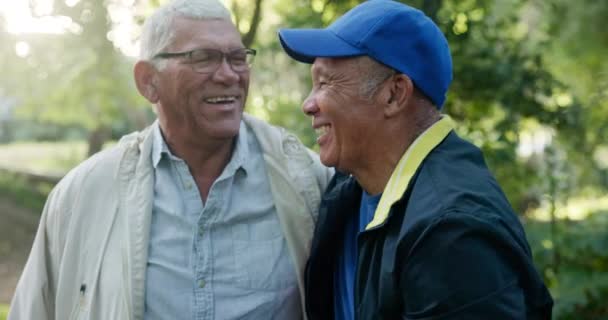 Lachen Lachen Senioren Vrienden Wandelen Park Bos Bos Samen Voor — Stockvideo