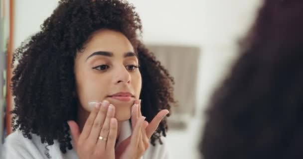 Mujer Espejo Crema Cara Belleza Rutina Matutina Con Cuidado Piel — Vídeos de Stock