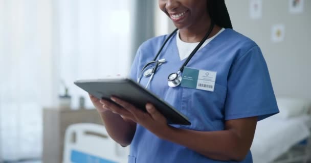 黑人妇女 护士和平板在诊所 健康和医疗时间表与数据库和检查结果 医疗技术 在线医疗信息 与远程医疗预约 — 图库视频影像