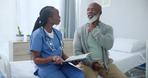 シニアケア 看護師 黒人の男性は アドバイス ヘルスケア ベッドでの試験のために喉の痛みを伴います クリップボード 医療評価のための相談で介護者と健康と成熟した人 サポートやヘルプ — ストック動画