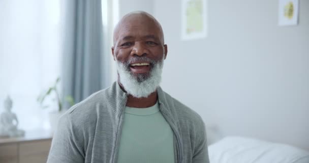 黒人男性 高齢者 介護に満足し ポジティブな態度やコメディで退職しています 肖像画のシニアケア ジョークや面白い笑顔で健康 — ストック動画