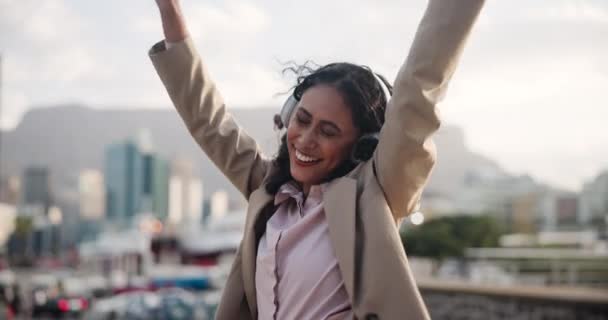 Feliz Baila Mujer Ciudad Con Auriculares Energía Excitada Música Streaming — Vídeo de stock