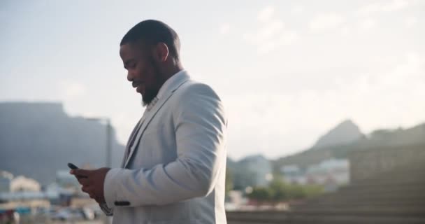 Siyahi Adam Telefon Görüşmesi Şehirde Görüşmesi Iletişim Açık Hava Şebekesi — Stok video