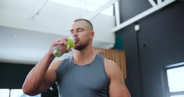 Motion Hälsa Och Återfuktning Med Mannen Dricksvatten Gymmet För Paus — Stockvideo