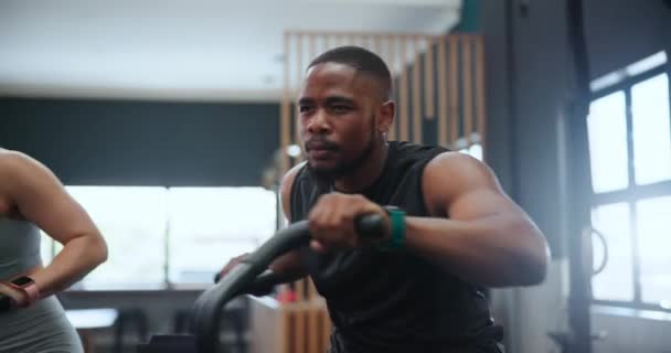 旋转课和在健身房锻炼的黑人男子 剧烈运动和健康训练 有氧机械和骑自行车的人 用于运动 强壮肌肉和健康 — 图库视频影像
