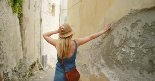 Kadınlar Seyahatler Şehirde Turistler Tatilde Macerada Eski Kentte Yolda Birlikte — Stok video