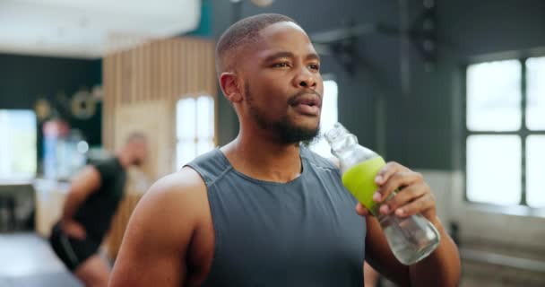 Siyahi Bir Adam Kulüpte Içme Suyu Spor Eğitimden Sonra Sağlıklı — Stok video