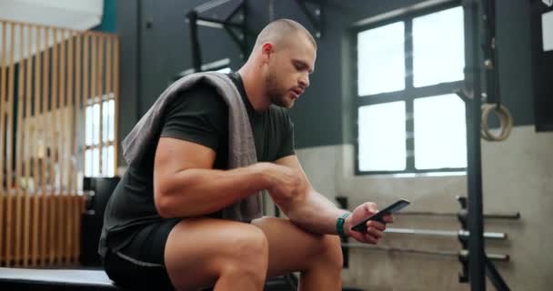 运动员 男人和电话在健身房休息与汗流浃背 放松和疲倦的运动 锻炼和训练 健美者 人和智能手机 用于在应用程序上的通信 短信或健身进展 — 图库视频影像