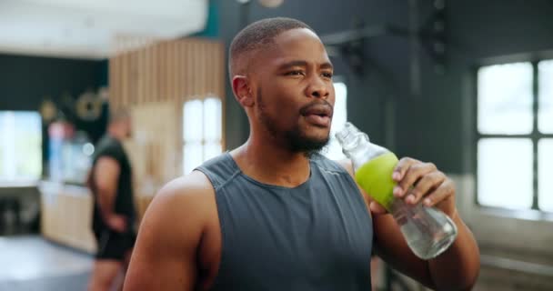 Siyahi Bir Adam Spor Salonunda Içme Suyu Fitness Eğitimden Sonra — Stok video