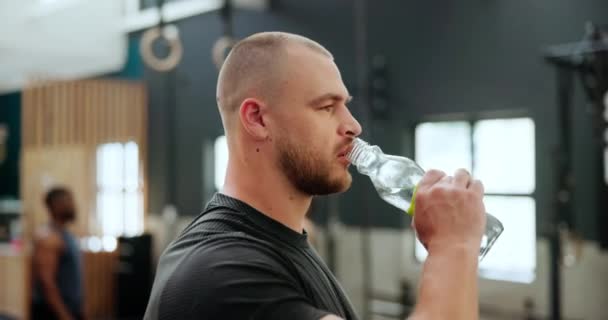 认真的 人和饮用水在健身房健身 健康的身体和健康的训练后 俱乐部 酒瓶和口渴者 运动后提供水合 H2O和营养饮料 — 图库视频影像