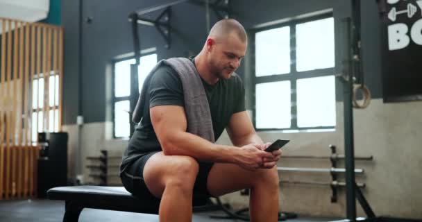 运动员 男人和电话在健身房里愉快地放松 在运动 锻炼或训练前休息和聊天 健美运动员 互联网上的人和智能手机 短信和应用程序上的健身进展 — 图库视频影像