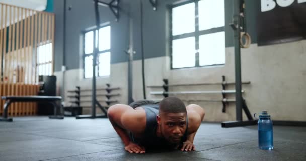 Человек Фитнес Отжимания Тренировке Силы Упражнения Полу Выносливости Тренажерном Зале — стоковое видео
