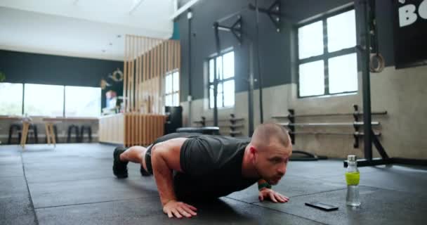 健身和俯卧撑在健身房的锻炼 力量或在地板上的训练与电话警告 在健康俱乐部的手机上通知被分离的人或运动员举重 — 图库视频影像