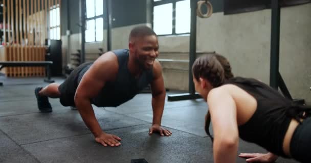 Ζευγάρι Ομαδικότητα Και Push Στο Γυμναστήριο Για Fitness Προπόνηση Και — Αρχείο Βίντεο