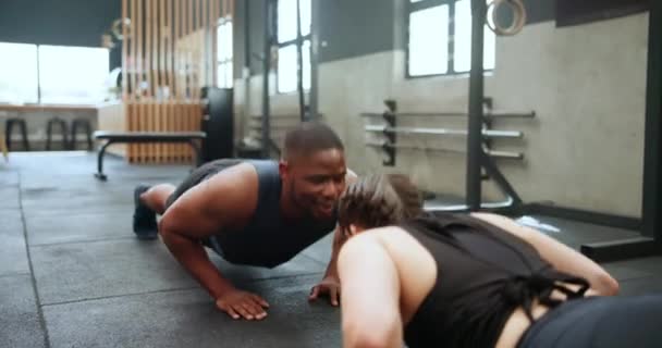 Människor High Five Och Push Gym För Fitness Träning Och — Stockvideo